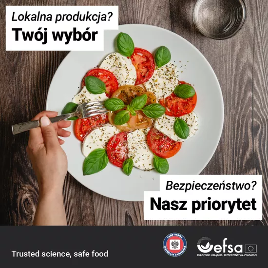 Sałatka Caprese z pomidorami mozzarella i liśćmi bazylii