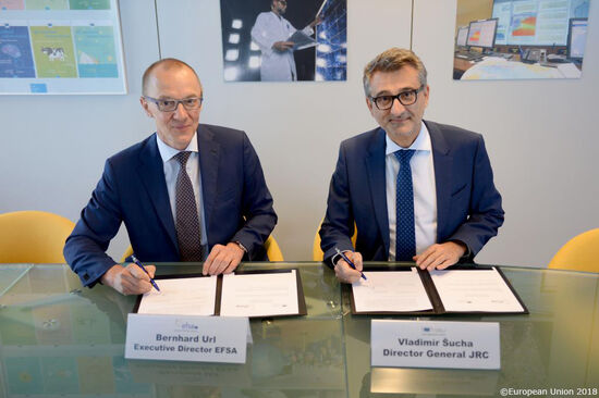 Vladimír Šucha, JRC Director General, and Bernhard Url, Executive Director of EFSA, renewing the collaboration agreement between the two institutions